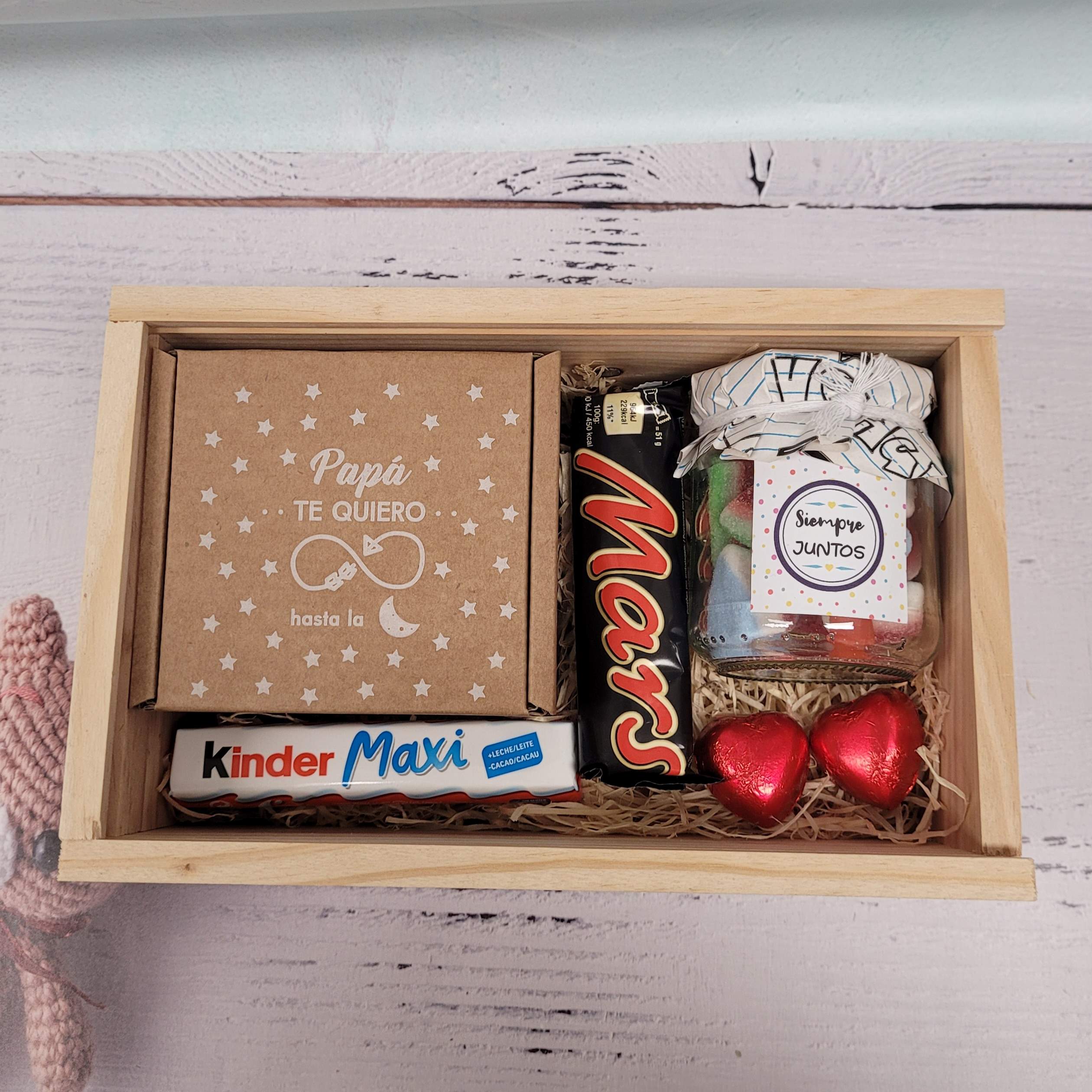 Caja chuches y chocolates con pareja de llaveros personalizados