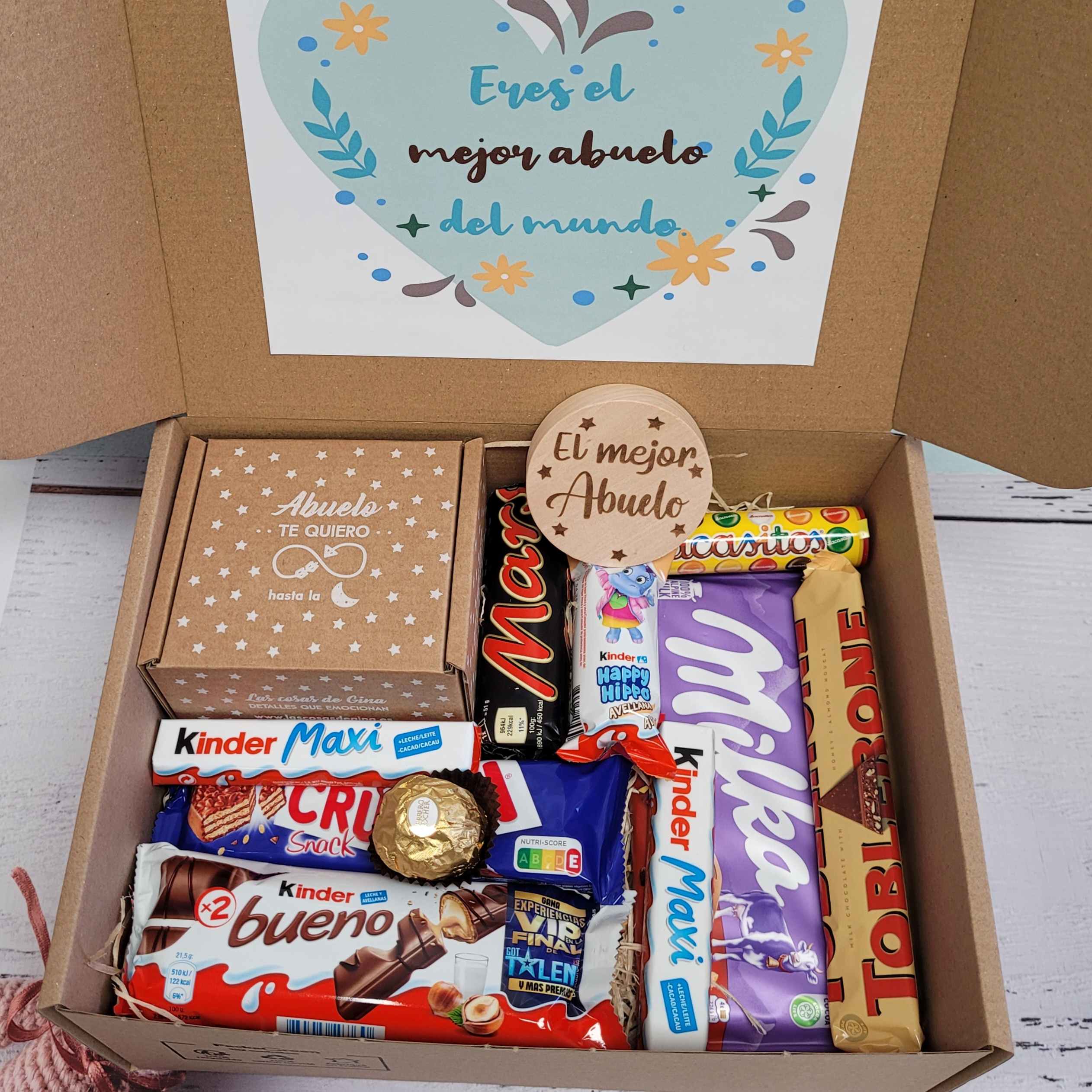 Caja chuches y chocolates con pareja de llaveros personalizados – Las Cosas  de Gina